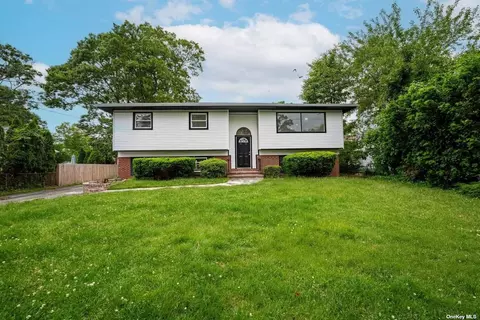 84 Fulton St, Lake Grove, NY 11755