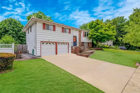 36 8th Ave, Farmingdale, NY 11735