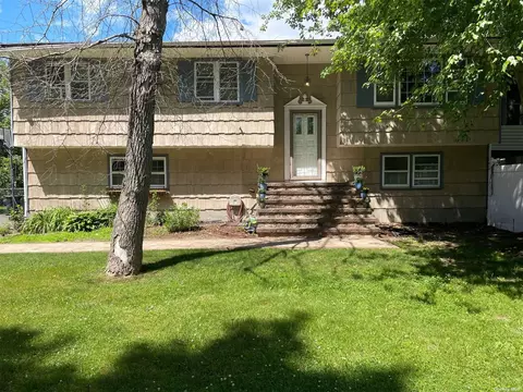 19 Lincoln Dr, Oakdale, NY 11769