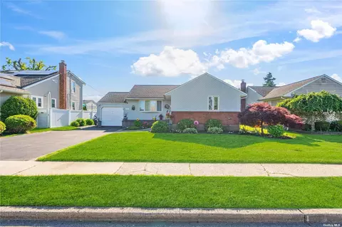 81 Bruce Ave, Hicksville, NY 11801
