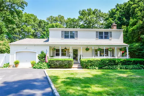 33 Whitewood Dr, Rocky Point, NY 11778