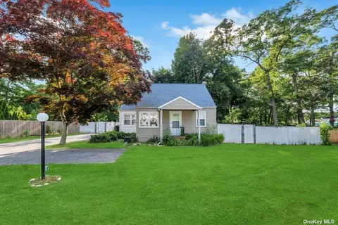36 Crotty Ct, Lake Grove, NY 11755