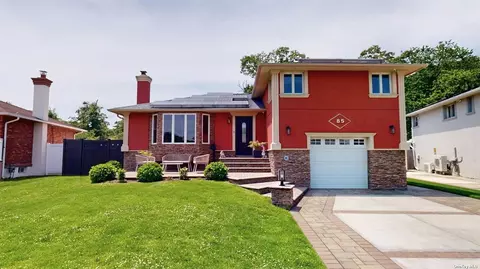 85 Gate Ln, Levittown, NY 11756
