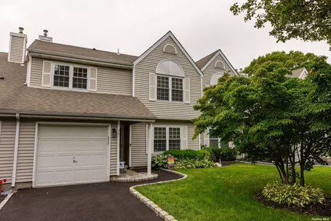 71 Mystic Cir #71, Bay Shore, NY 11706