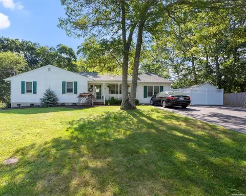 7 Walnut Dr, Shoreham, NY 11786