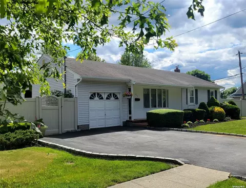 338 Brook Ave N, Bay Shore, NY 11706