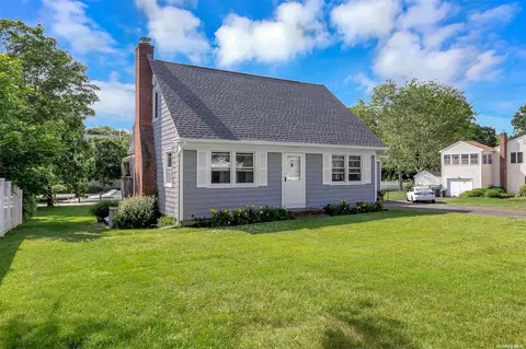 6 Orchard Creek Dr, Center Moriches, NY 11934