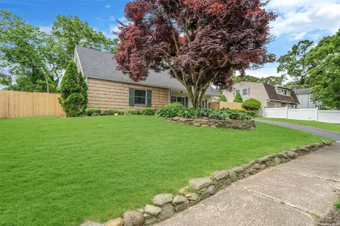 44 Oneida Ave, Selden, NY 11784