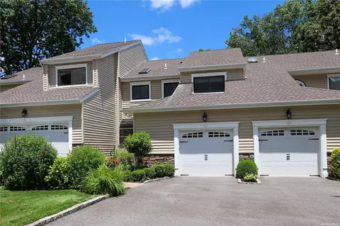 47 Villas Cir #47, Melville, NY 11747