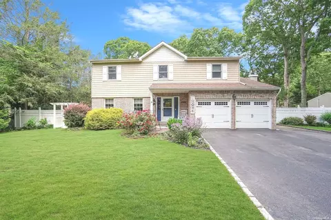 9 Charles St, Centereach, NY 11720