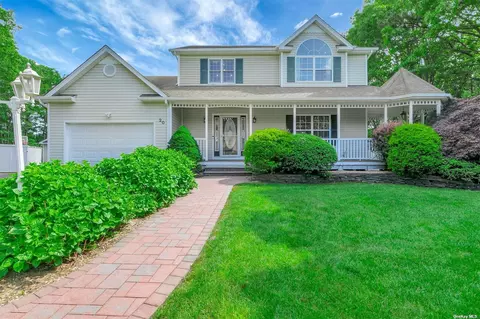 20 Wagon Wheel Ln, Center Moriches, NY 11934