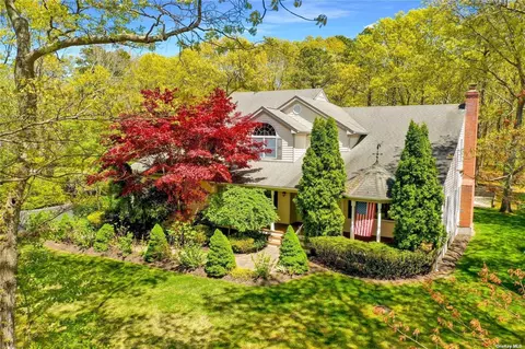 13 Frontier Trl, Manorville, NY 11949