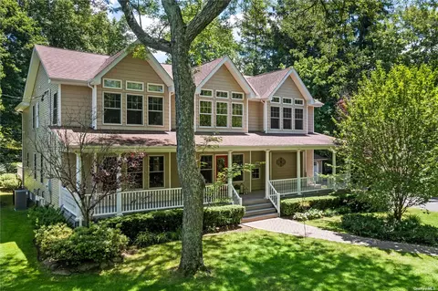122 Buttercup Ln, Huntington, NY 11743