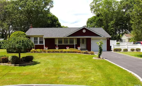 644 N Gillette Ave, Bayport, NY 11705