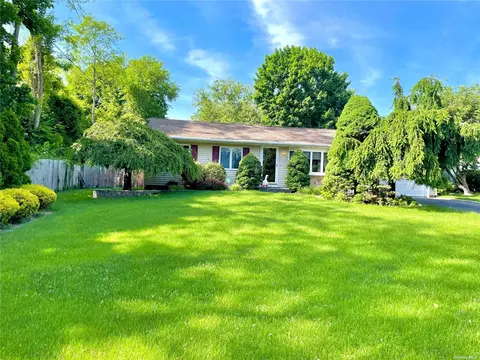 7 Janice Ln, Selden, NY 11784