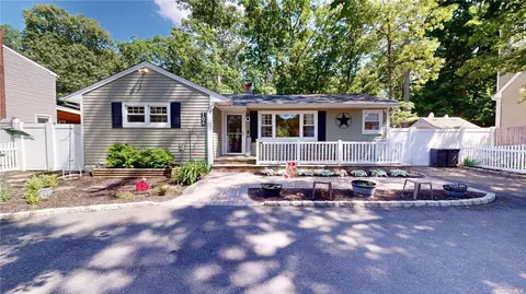 106 Lakeside Trl, Ridge, NY 11961