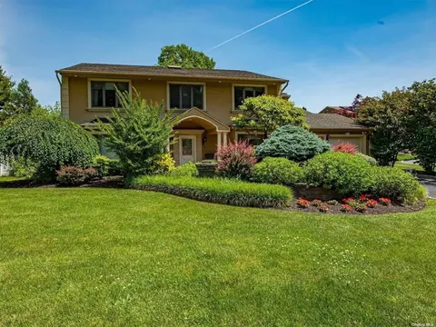 93 Stonehurst Ln, Dix Hills, NY 11746