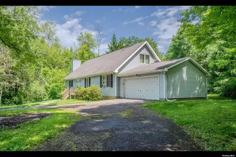193 Rossway Rd, Pleasant Valley, NY 12569