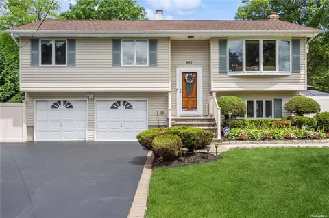 857 Peconic St, Ronkonkoma, NY 11779