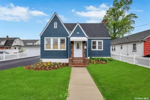 28 Taylor Pl, Hempstead, NY 11550
