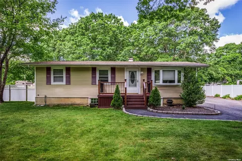 16 Tonopan St, Mastic, NY 11950