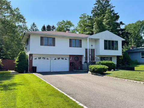 32 Pawnee Dr, Commack, NY 11725