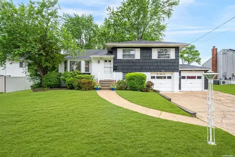 152 W 13th St, Deer Park, NY 11729