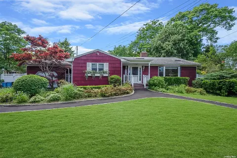 24 Washington Ave, East Islip, NY 11730