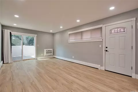 745 Conklin St #5, Farmingdale, NY 11735