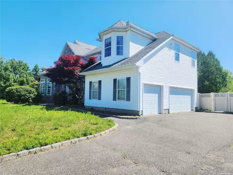 3 Monticello Dr, Shoreham, NY 11786