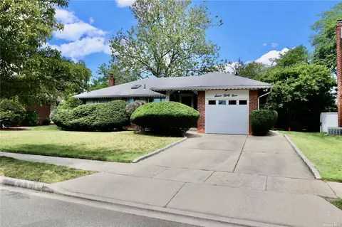 739 Center Dr, North Baldwin, NY 11510