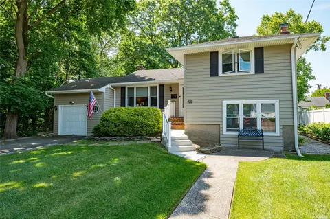 80 N Beech St, Massapequa, NY 11758