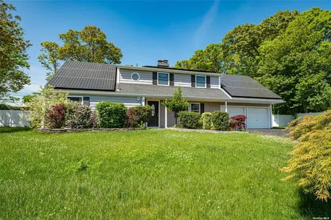 7 Somers Ct, Farmingville, NY 11738