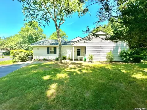 15 Freedom Ln #15, Coram, NY 11727