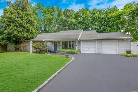 1 Cape Cod Pl, Coram, NY 11727