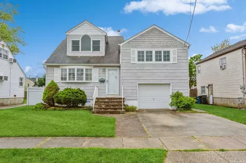 53 Martha St, Freeport, NY 11520
