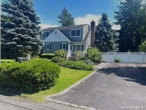 86 Gleeland St, Deer Park, NY 11729