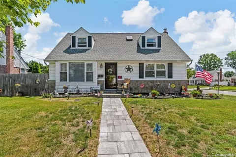 2 Cary Rd, New Hyde Park, NY 11040