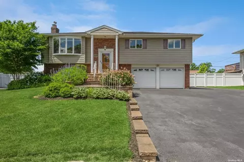 80 Harvest Ln, Commack, NY 11725