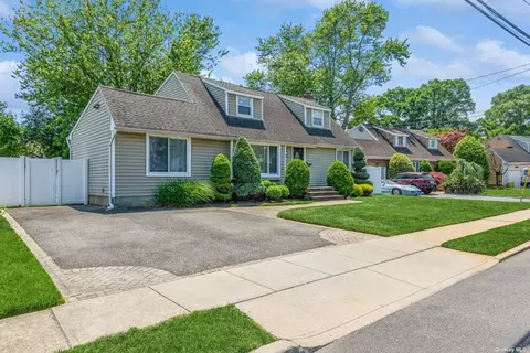 15 Rustwood Pl, Massapequa Park, NY 11762