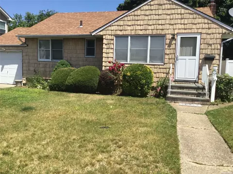 24 Woodbine Dr, Hicksville, NY 11801