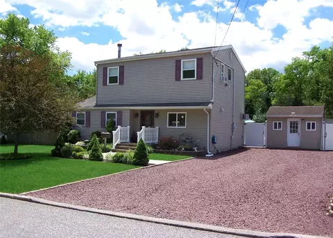 2616 Falcon Ave, Medford, NY 11763