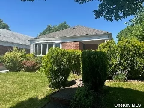 190-19 50 Ave, Fresh Meadows, NY 11365