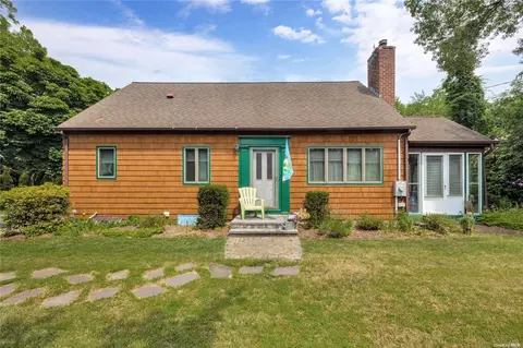 2 Long Bow Ln, Commack, NY 11725