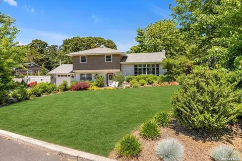 29 Biscayne Dr, Huntington, NY 11743