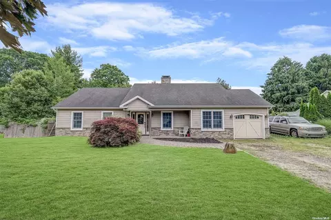 4 Leonard St, Nesconset, NY 11767