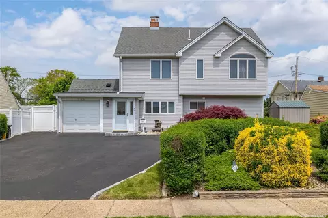 155 Spindle Rd, Hicksville, NY 11801