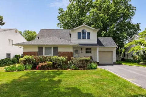 8 Linden St, Garden City, NY 11530