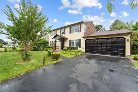 24 Frost Valley Dr, Patchogue, NY 11772