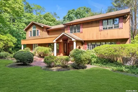 25 Tall Oak Dr, Huntington, NY 11743